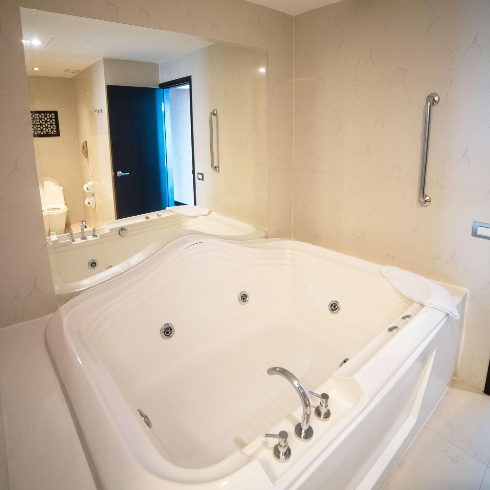 Hotel Doubletree By Hilton Trujillo à Encalada Extérieur photo