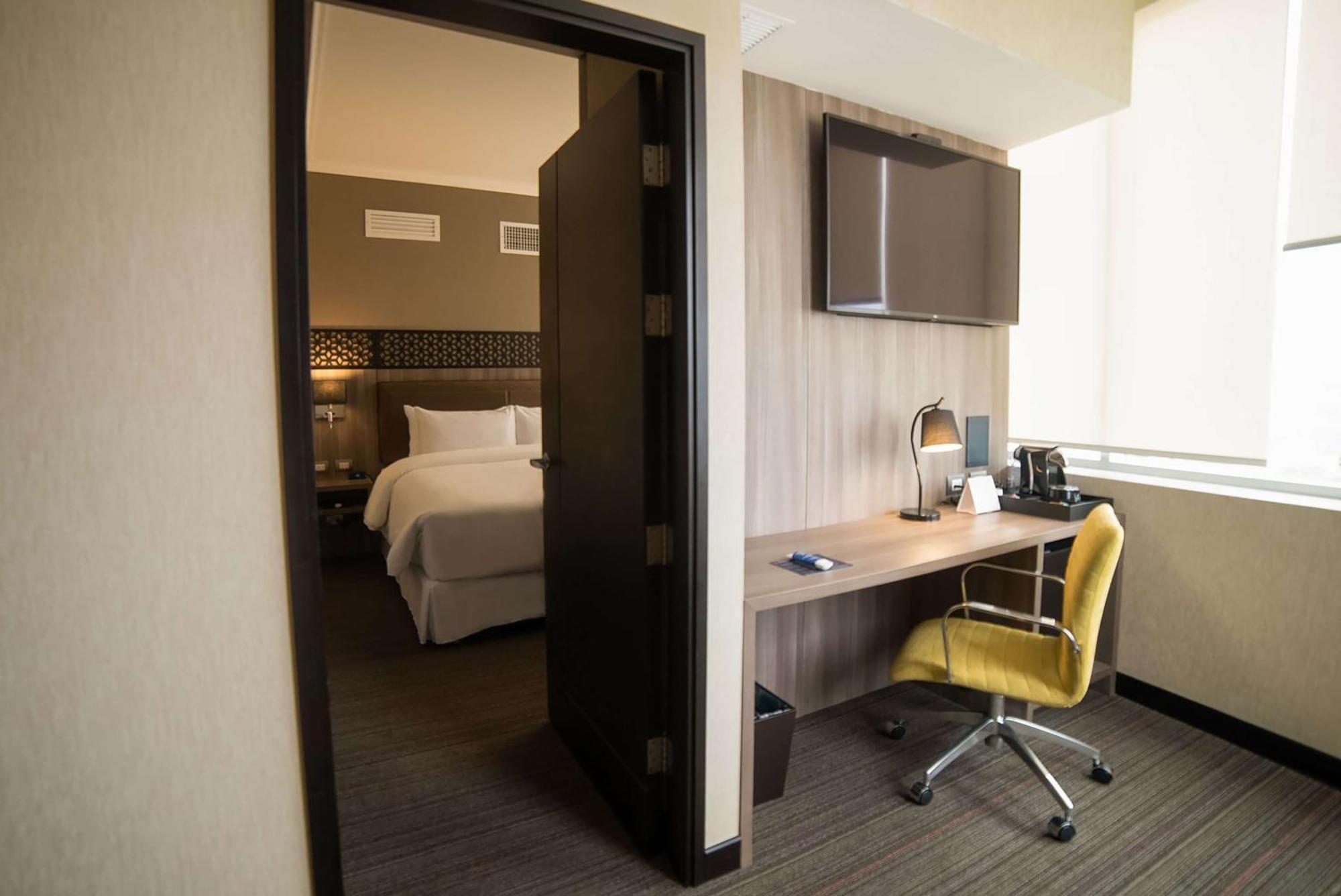 Hotel Doubletree By Hilton Trujillo à Encalada Extérieur photo
