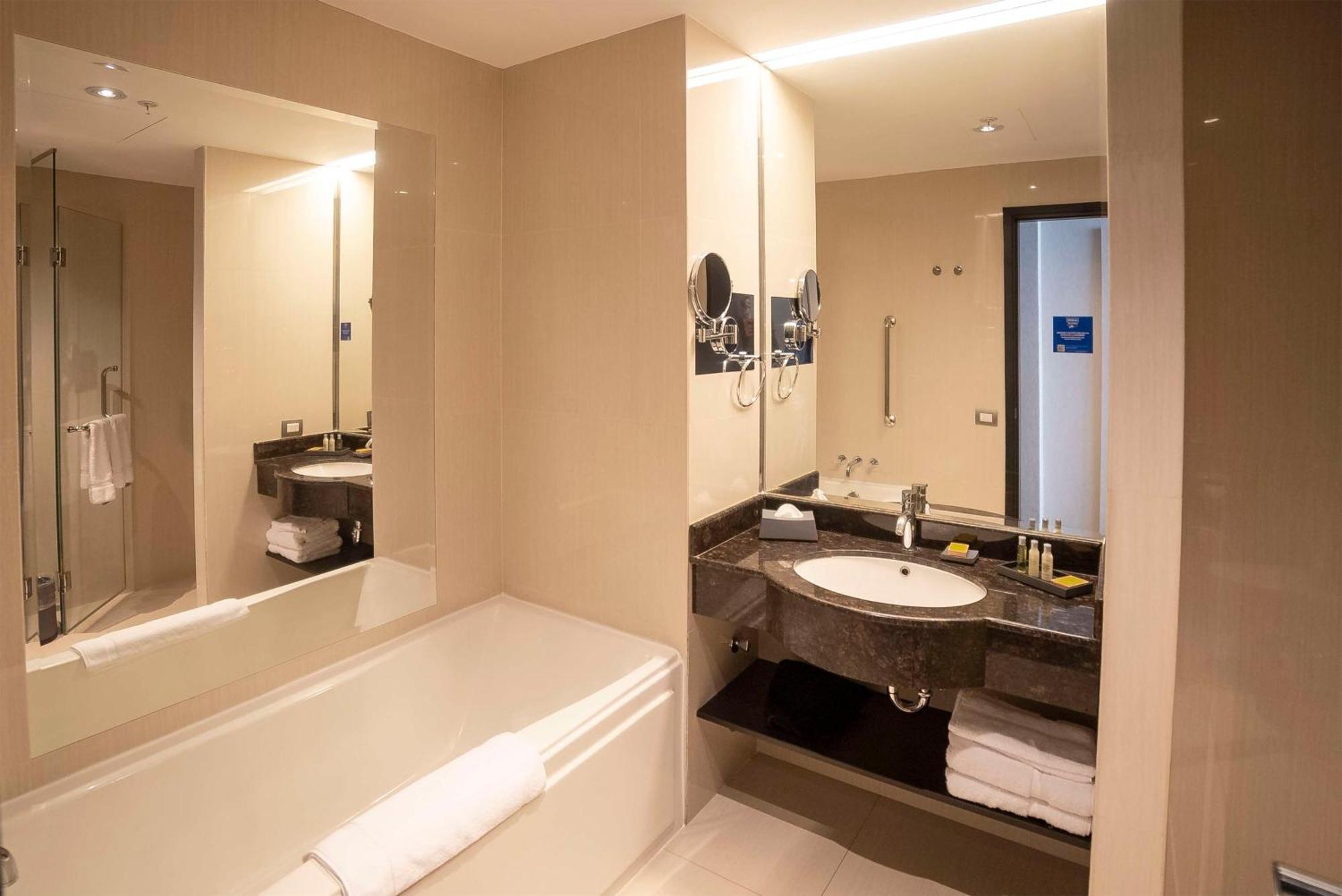 Hotel Doubletree By Hilton Trujillo à Encalada Extérieur photo