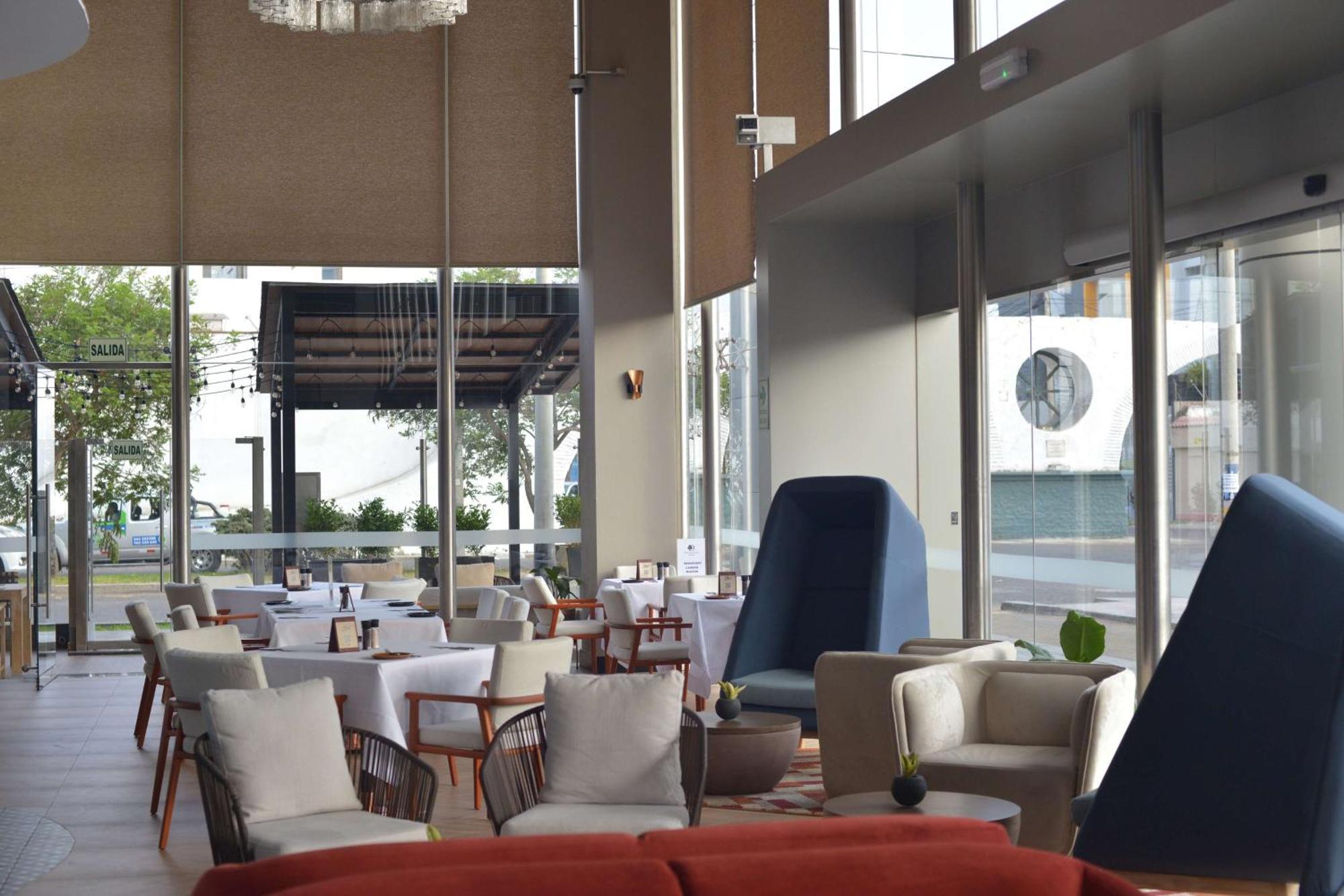 Hotel Doubletree By Hilton Trujillo à Encalada Extérieur photo